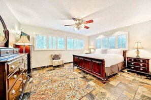 3 bedrooms, desk, iron/ironing board, free WiFi