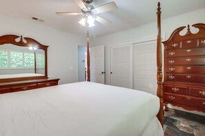 3 bedrooms, desk, iron/ironing board, free WiFi