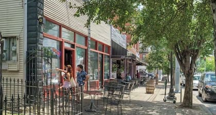 Walk to Bars & Restaurants, 1BR HighlandsStay
