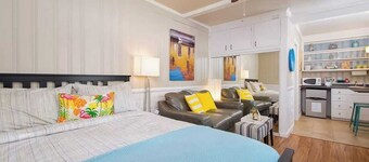 Steps to Newport Harbor, Balboa Fun Zone + Dock Access Edgewater Studios