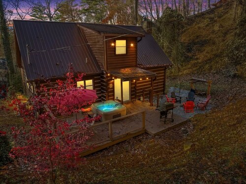 Close to everything - Shops/Breweries, Hiking, Hot Tub, Fireplace, Dog Friendly