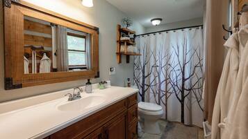 Haartrockner, Handtücher, Seife, Shampoo