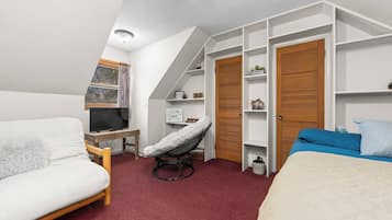 3 bedrooms, desk, iron/ironing board, travel cot