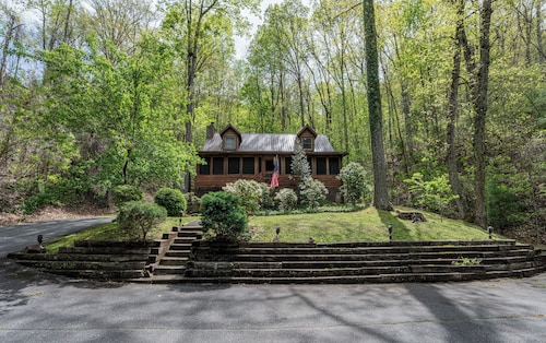 See Fall Colors! Firepit, Hot Tub, Minutes to SMNP/GSM Railroad/Hiking/Ziplining