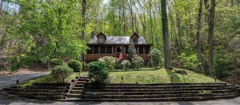 See Fall Colors! Firepit, Hot Tub, Minutes to SMNP/GSM Railroad/Hiking/Ziplining