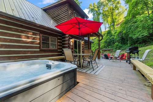 Close to town and nature! Trailer Parking/Easy Access, NEW Hot Tub, Dog Friendly