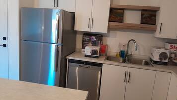 Mikroaaltouuni, uuni, liesi, astianpesukone