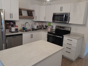 Microondas, horno, parrilla de estufa y lavavajillas 