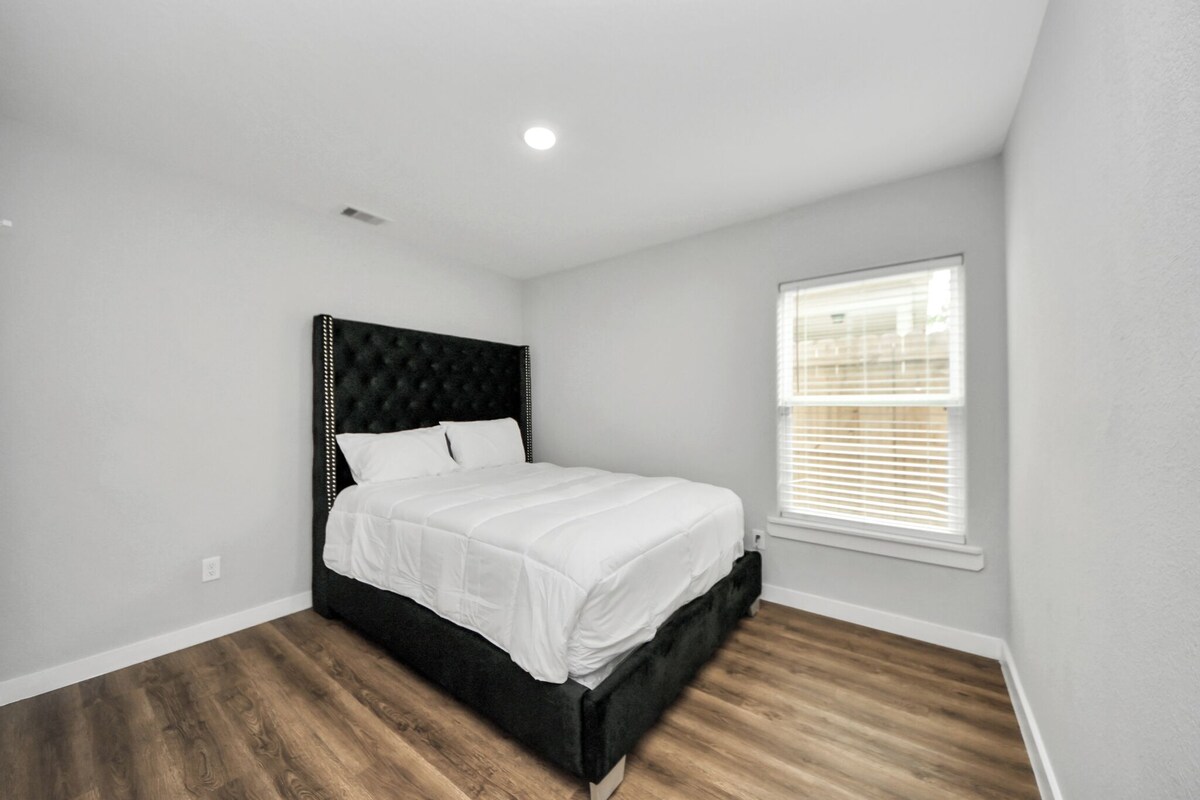 Photo 3 of Spacious & Cozy 3Bdroom ~ Party/Events Welcome