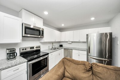 Spacious & Cozy 3Bdroom ~ Party/Events Welcome