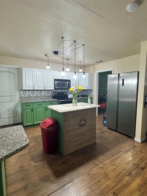 冷蔵庫、電子レンジ、オーブン、コンロ