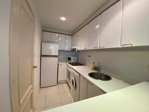 Jääkaappi, mikroaaltouuni, uuni, leivänpaahdin