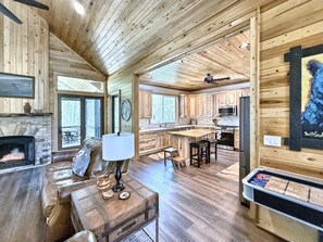 Smart TV, fireplace - The Settlement, Fast WiFi, Fireplace (Highlands)