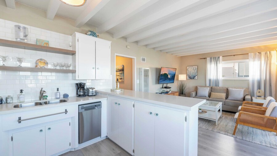 Waterfront Newport Condos w. Dock Access, Walk to Balboa Fun Zone and Beach