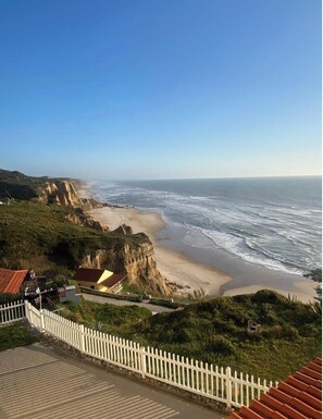 Beach - Luxury Villa in Nazare with private pool and terrace for outdoor dining (Nazaré)