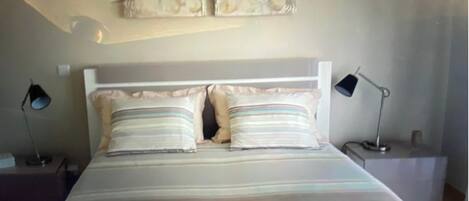 4 habitaciones, tabla de planchar con plancha, wifi y ropa de cama