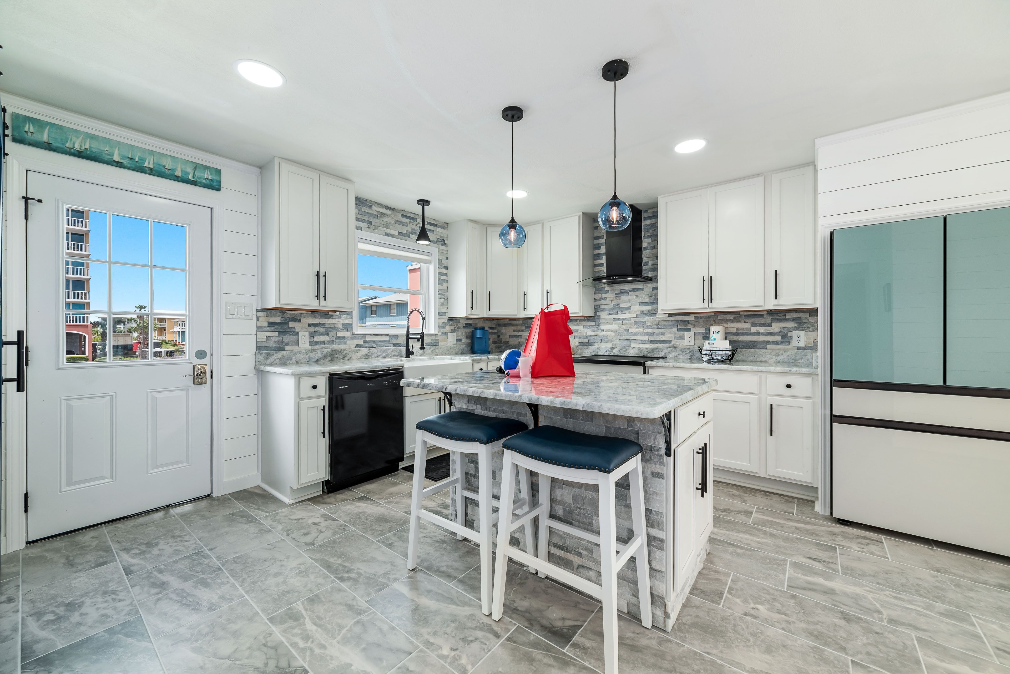 Jääkaappi, mikroaaltouuni, uuni, liesi