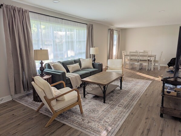 Smart TV, fireplace - Newly renovated ranch on peaceful 1-acre (Monroe)