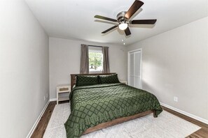 3 bedrooms, desk, iron/ironing board, travel crib