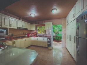 Microwave, oven, coffee/tea maker, cookware/dishes/utensils - Casa Bonita in Santa Fe (Xochitepec)