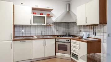 Kjøleskap, mikrobølgeovn, ovn og oppvaskmaskin