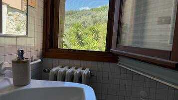 Douche, sèche-cheveux, serviettes fournies