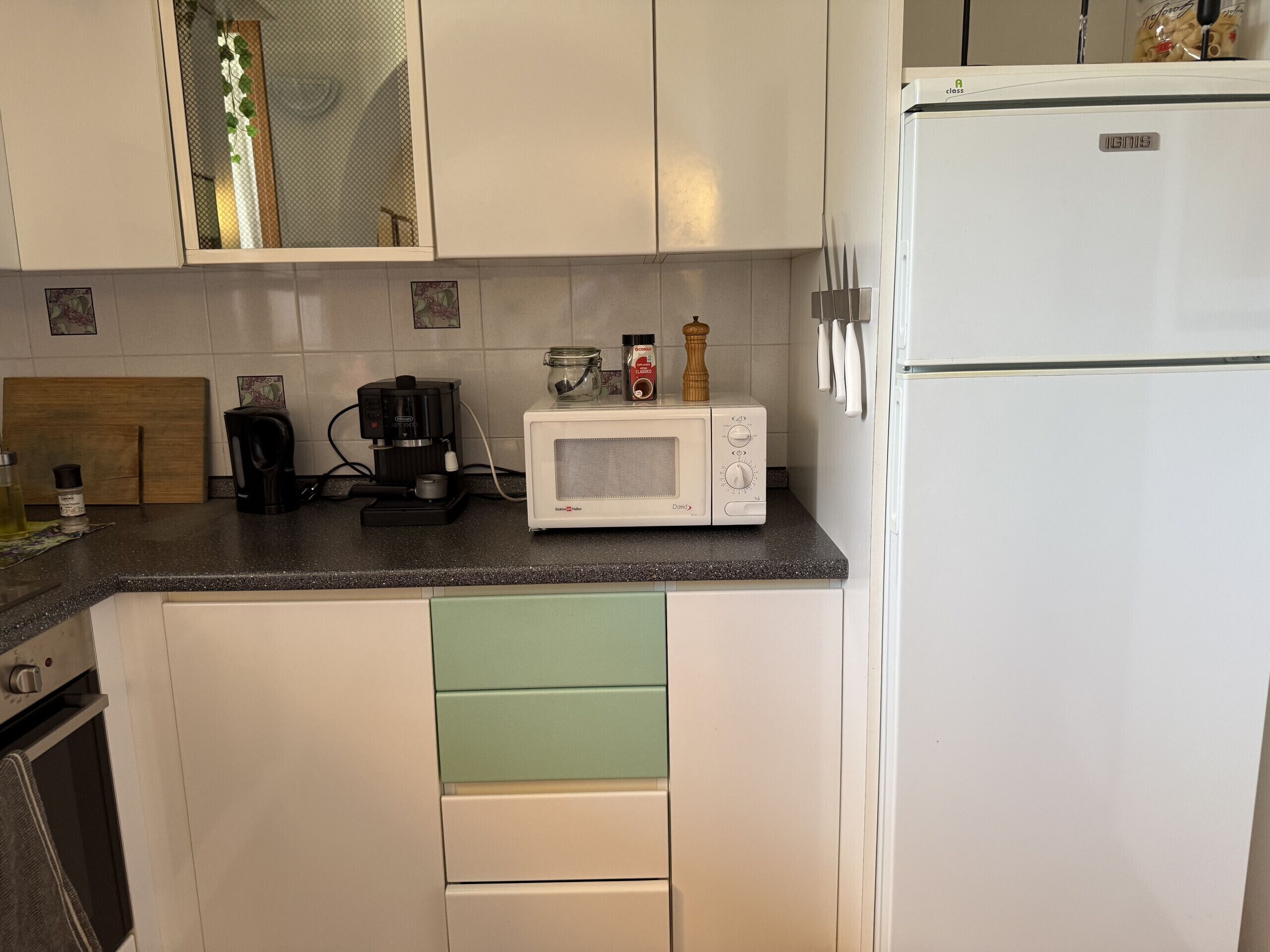 Wasserkocher mit Kaffee-/Teezubehör, Kühlschrank, Mikrowelle, Ofen