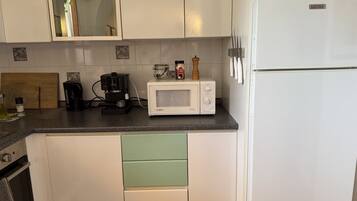 Wasserkocher mit Kaffee-/Teezubehör, Kühlschrank, Mikrowelle, Ofen