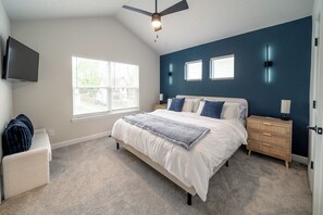 3 bedrooms, iron/ironing board, travel cot, WiFi - Game Room! Modern 3BR 2.5BA New Build Luxury—Near Downtown Cleveland! (Cleveland)