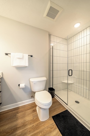 Hair dryer, towels, soap, shampoo - Game Room! Modern 3BR 2.5BA New Build Luxury—Near Downtown Cleveland! (Cleveland)
