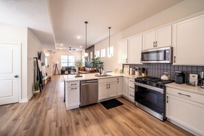 ثلاجة، ميكروويف، فرن، موقد طهي مسطح