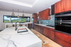 Fridge, microwave, stovetop, dishwasher