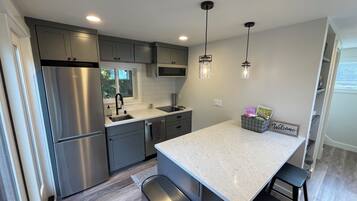 Fridge, microwave, stovetop, dishwasher