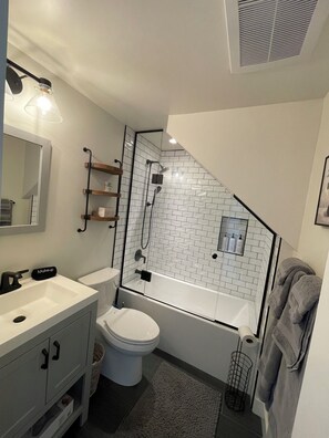 Eco-friendly toiletries, hair dryer, towels, soap - 7 min to downtown! Retreat for 2 on Queen Anne Hill w/Rooftop Deck & Ocean View. (Seattle)