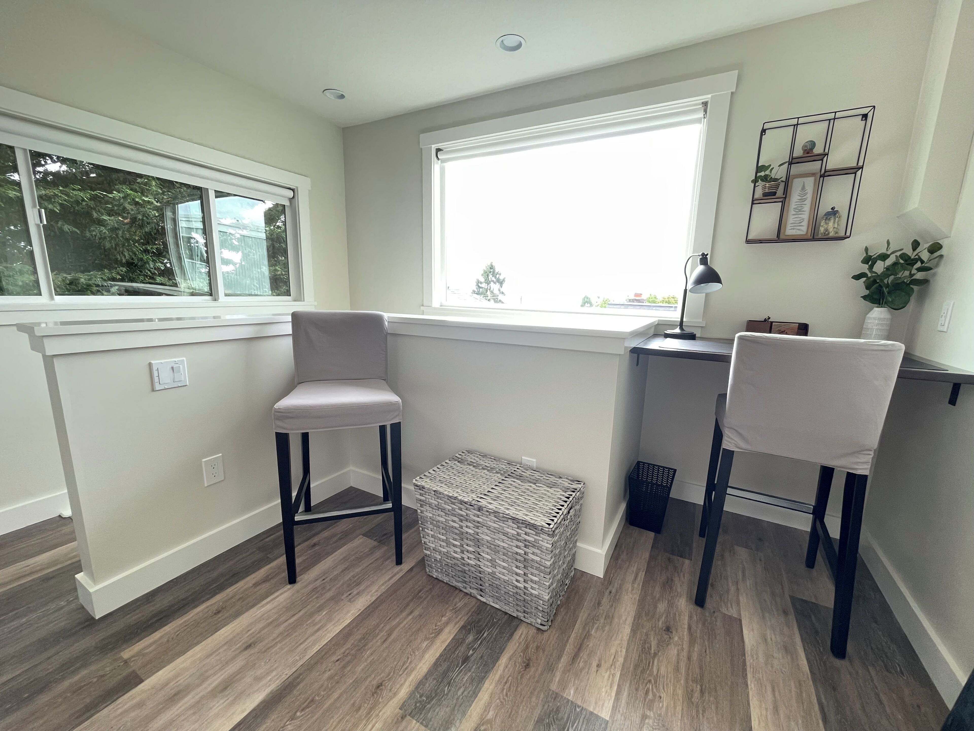 7 min to downtown! Retreat for 2 on Queen Anne Hill w/Rooftop Deck & Ocean View.