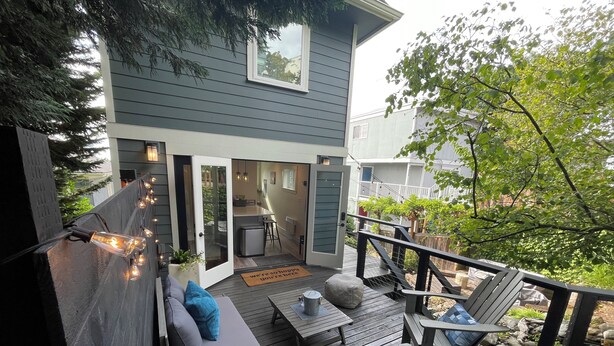 A deck with outdoor furniture, a small kitchen area, and a view of neighboring houses. - 7 min to downtown! Retreat for 2 on Queen Anne Hill w/Rooftop Deck & Ocean View. (Seattle)