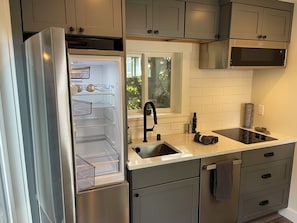 Réfrigérateur, micro-ondes, plaque de cuisson, lave-vaisselle