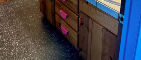 Une salle de bain en bois avec deux lavabos, un miroir et un espace douche.