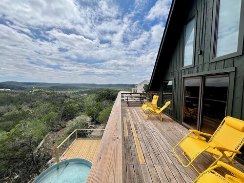 Design-forward Frio cabin with epic views & pool