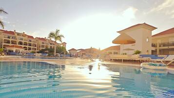 Una piscina al aire libre, una piscina climatizada