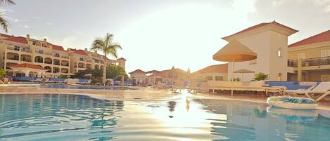 Una piscina al aire libre, una piscina climatizada