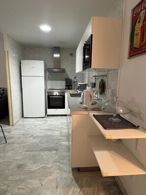 Frigorifero, microonde, forno, piano cottura