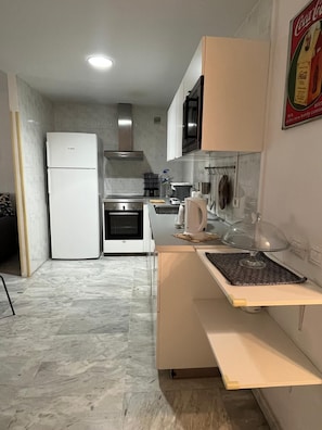 Frigorífico, microondas, horno y placa de cocina