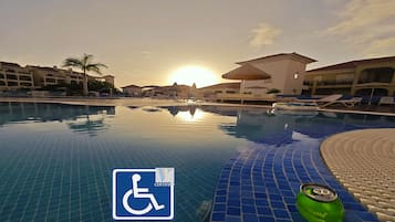 Alberca al aire libre y alberca climatizada