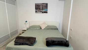 1 slaapkamer, een kluis op de kamer, een strijkplank/strijkijzer