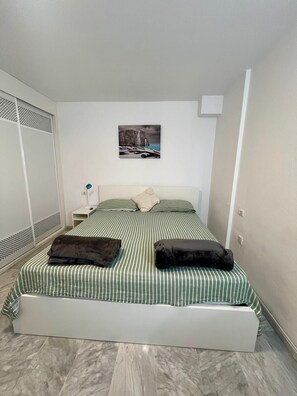 1 chambre, coffre-fort, fer et planche à repasser