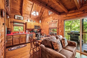 Smart TV, fireplace - BEAUTIFUL CABIN CLOSE TO TOWN, ATTRACTIONS & GORGEOUS NATURE! HOT TUB, TWO DECKS (Gatlinburg)