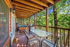 Outdoor dining - BEAUTIFUL CABIN CLOSE TO TOWN, ATTRACTIONS & GORGEOUS NATURE! HOT TUB, TWO DECKS (Gatlinburg)