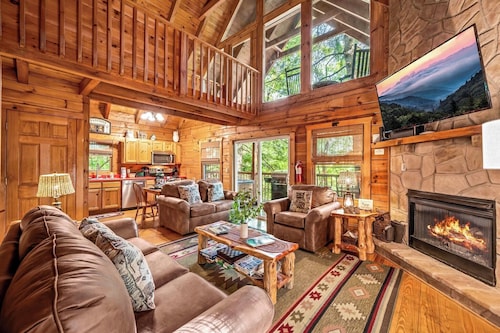 BEAUTIFUL Cabin,perfectly located close to TOWN and NATURE! HOT TUB, DECKS, More
