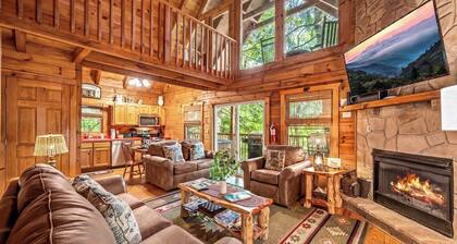 BEAUTIFUL CABIN CLOSE TO TOWN, ATTRACTIONS & GORGEOUS NATURE! HOT TUB, TWO DECKS